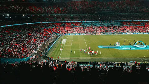 郑钦文在迈阿密站一鸣惊人，央视新闻客户端报道横扫晋级盛况。